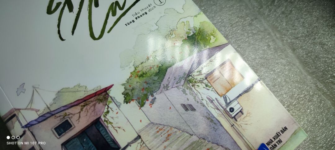 Giao từ tp HCM mất 3 ngày về Bắc, 2 quyển truyện có 1 lớp seal bookcare, 1 tấm kiểu xốp chống xốc, hộp đựng chắc chắn. Phần tranh của bìa ngoài đc phủ thêm 1 lớp gì đó hnhu cán UV  (trong hình, soi đèn học ở gần nó bóng loáng lên í), 2 bookmark dày, dịch out nhây đúng chất Priest ak (k bt khi ra sách có bị cắt j k mà t thấy tình ae ch thật sự...). Chất liệu hiện thực, kể chuyện phóng khoáng tự nhiên mà hài rất duyên, đi theo trình tự thời gian nên nhân vật có nhìu thay đổi và trưởng thành, từng nv cx đều đc Priest xử lí gọn. Nv chính là Ngụy Khiêm, đảm nhận những pha hành động trong truyện, tính cách đc bộc lộ rõ ràng qua việc làm của ổng. Ngược lại với ổng, Ngụy Chi Viễn đc tác giả khắc hoạ nhiều qua diễn biến tâm lí, tuyến tình cảm của Ngụy Khiêm của cả câu chuyện 1 mk Ngụy Chi Viễn cân hết, k có ai xen vào đc, nhưng Viễn cũng gặp nhiều trở ngại lắm.