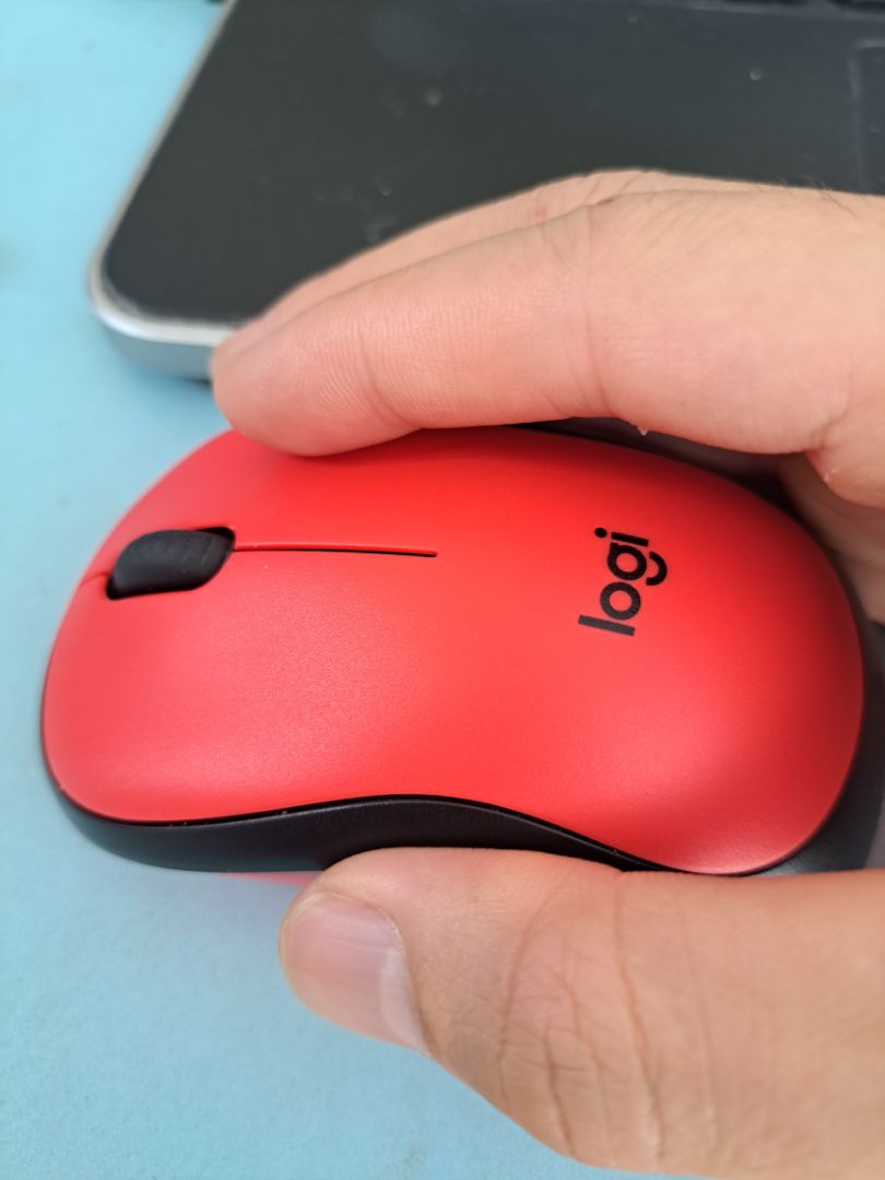 Mình đang dùng nó trong công việc, nhìn nhỏ gọn dễ thương lắm. Cơ mà ai tay hơi to thì hới khó cầm nắm vì dễ tuột tay. chuột bấm êm, mới đầu có hơi lạch cạch, giống như lỏng, nhưng dùng sau 1 tuần thì mình quen :) . Bạn nào làm trong môi trường yên tĩnh bấm con này đã lắm nha.