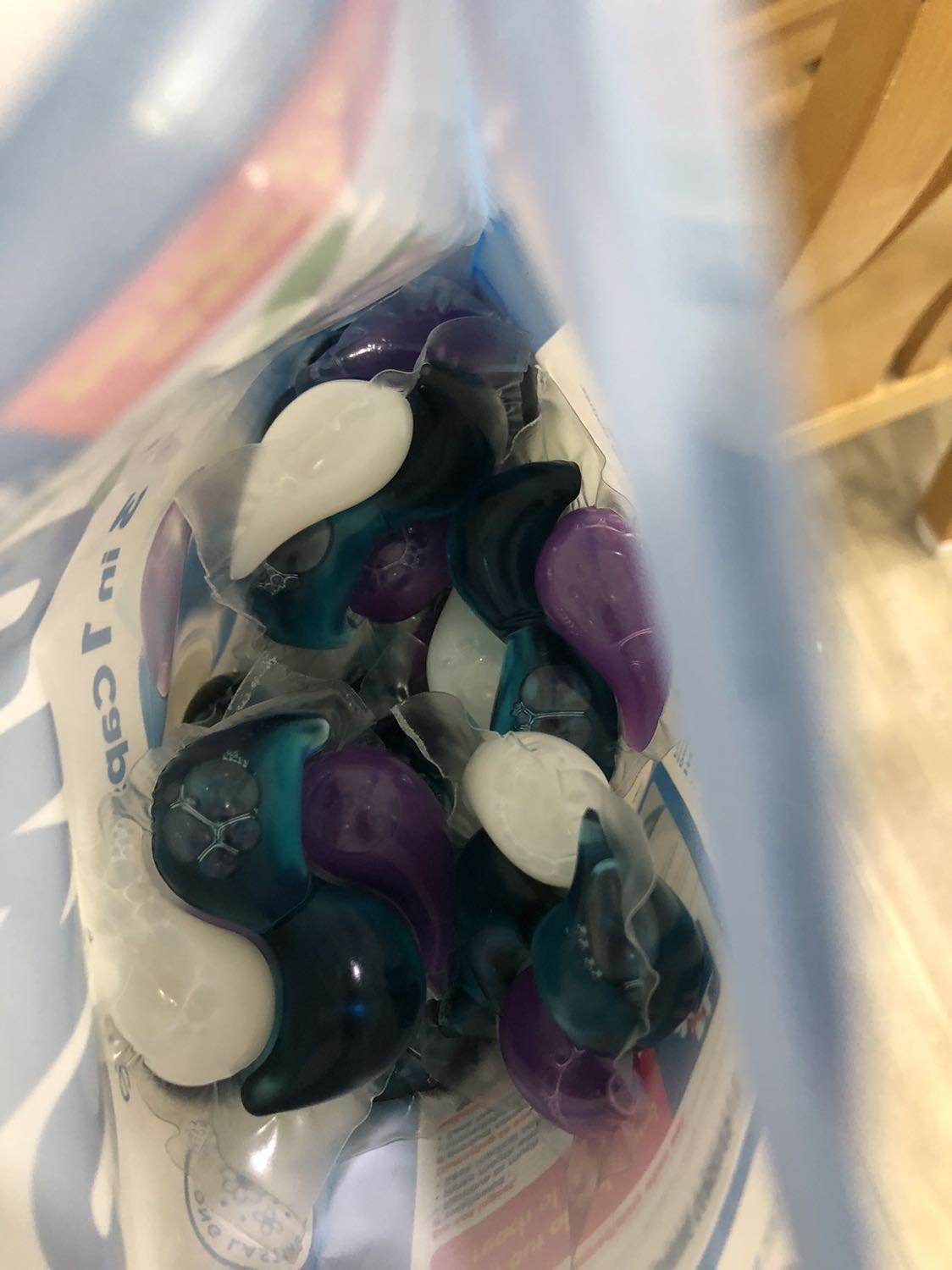 Viên giặt thơm, dễ sử dụng. Lúc mua thì thấy có quà tặng là khăn lau mà nhận hàng thì không thấy khăn đâu hết. Bù lại giao hàng nhanh, đánh giá 5 *