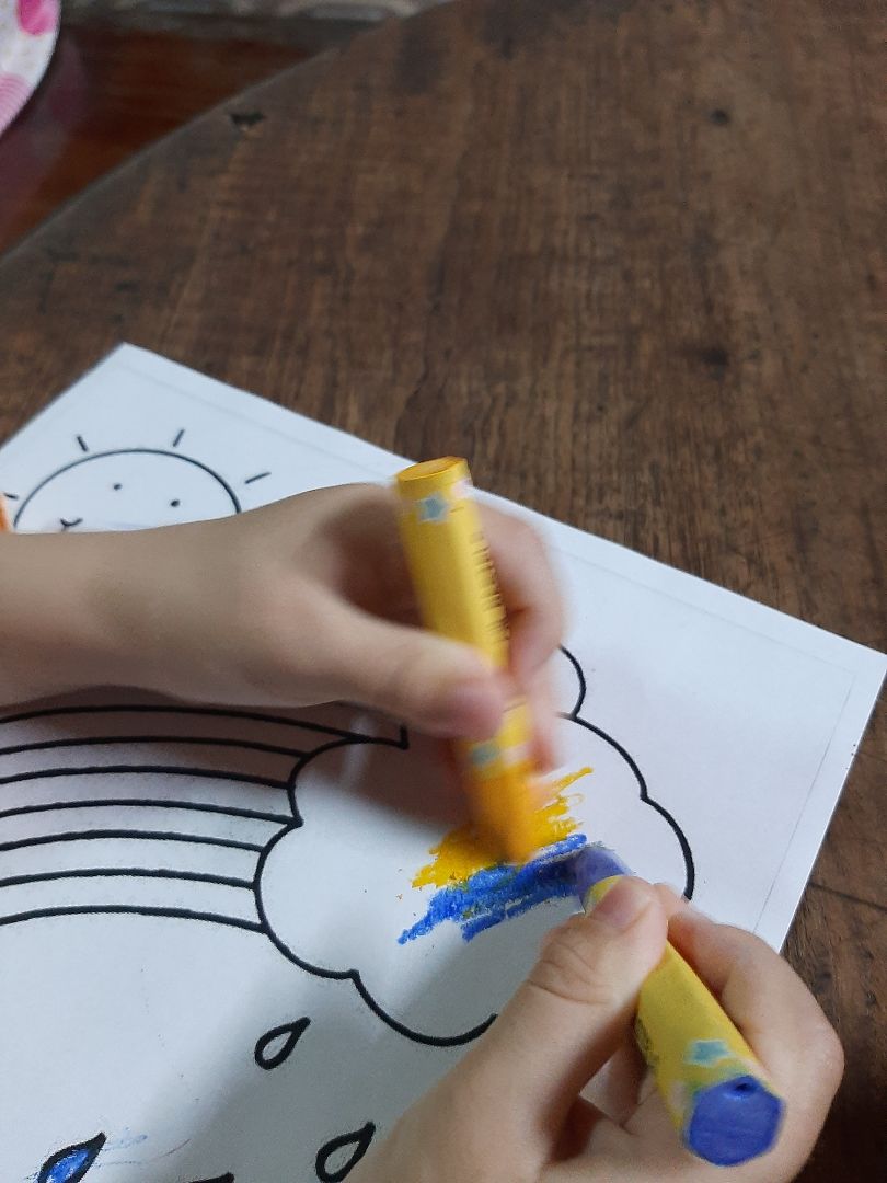 màu lên đẹp đều màu... nhưng cho bé nhỏ tuổi cỡ bé 3t nhà mình thì chơi tô màu loại này nên chơi cùng bé vì màu rất mềm... có thể cắn gãy...