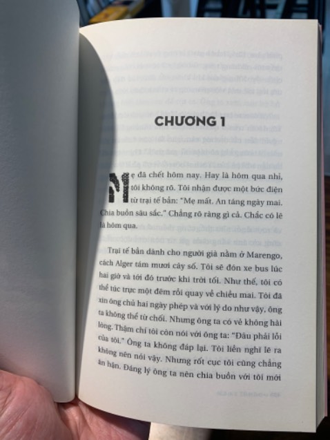 Cuốn này với cuốn Người Xa Lạ là một, chỉ khác cách dịch, tựa sách dịch khác nhau thành Kẻ Ngoại Cuộc. Mình mua để sưu tầm sách bìa cứng của Camus mà thôi. Có thể dịch bóng bẩy hơn ra kiểu “những thanh niên chán chường” nếu theo nội dung của sách