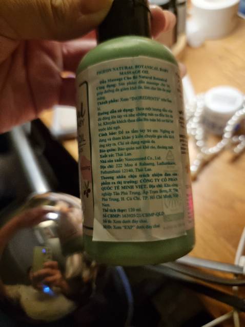 Chất dầu lỏng nhẹ, thơm mùi thoang thoảng. Massage cũng khá tiện đi mượt trên da bé, thiết kế đầu nắp đổ ra sẽ hơi văng và tràn ra nhiều. 
Giá tiền siêu tốt
Tiki giao hàng nhanh.