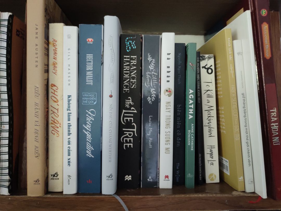 Rate 5/5 cho truyện vì mình tin rằng câu chuyện của Harper Lee vào thời điểm câu chuyện này là một sự thể hiện chân thực về cách thức đáng buồn mà hầu hết xã hội thời bấy giờ đã và vẫn đang xảy ra. Thật là sảng khoái và đáng lo ngại khi được nhắc nhở về cách mà nhiều người có trí óc gần gũi. Sự thật là sự thật nhưng chúng ta lại phủ nhận nó để rồi bị cho là đánh mất sự đồng cảm và lòng trắc ẩn đối với người khác, những người phủ nhận tìm cách đánh *** sự thật. Cảm ơn trời trong câu chuyện này, chúng ta có thể nắm lấy sự thánh thiện của đức tin. Theo ý kiến của mình, chúng ta cần nhớ lại lịch sử để vượt lên trên nó chứ không phải là rửa sạch nó. Rate 5/5 cho truyện vì mình tin rằng câu chuyện của Harper Lee vào thời điểm câu chuyện này là một sự thể hiện chân thực về cách thức đáng buồn mà hầu hết xã hội thời bấy giờ đã và vẫn đang xảy ra. Thật là sảng khoái và đáng lo ngại khi được nhắc nhở về cách mà nhiều người có trí óc gần gũi. Sự thật là sự thật nhưng chúng ta lại phủ nhận nó để rồi bị cho là đánh mất sự đồng cảm và lòng trắc ẩn đối với người khác, những người phủ nhận tìm cách đánh *** sự thật. Cảm ơn trời trong câu chuyện này, chúng ta có thể nắm lấy sự thánh thiện của đức tin. Theo ý kiến của mình, chúng ta cần nhớ lại lịch sử để vượt lên trên nó chứ không phải là rửa sạch nó.