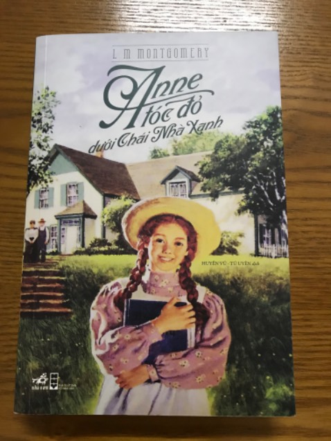 Tiểu thuyết kinh điển vô cùng hấp dẫn, cốt truyện nhẹ nhàng, lôi cuốn, thấm đẫm sắc màu thiên nhiên. Câu chuyện mang đậm văn hoá Anh, mặc dù viết về cuộc sống ở một hòn đảo ở Canada (khi đọc mình cứ nghĩ đây là một câu chuyện ở Anh, tìm hiểu thêm hoá ra nơi này đã từng là thuộc địa của Anh). Đây là cuốn đầu tiên trong series Anne tóc đỏ, nhân vật chính của câu chuyện bắt đầu cuộc sống với một mái ấm gia đình theo đúng nghĩa. Một cô bé mơ mộng, giàu trí tưởng tượng, mạnh mẽ và trong sáng. Khi lang thang ở nhà sách trên phố Nguyễn Xí, hình in trên bìa quyển truyện đã thu hút mình ngay từ ánh nhìn đầu tiên và quả thật nội dung câu chuyện ko làm mình thất vọng.

Luôn yêu Tiki và dịch vụ của Tiki. Sách rất đẹp, Tiki giao hàng rất nhanh và đóng gói cẩn thận.