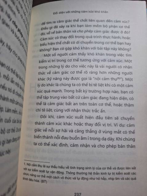 Rất thích mua sách ở tiki. Sách đóng gói đẹp. Mới. Mua vào dịp lễ dc tặng cả 1 lốc sữa thật bất ngờ và cảm thấy ấm áp, vui. Cảm ơn tiki. Sách mình chưa đọc nhưng được giới thiệu nội dung cũng khá hay nên mình mua.