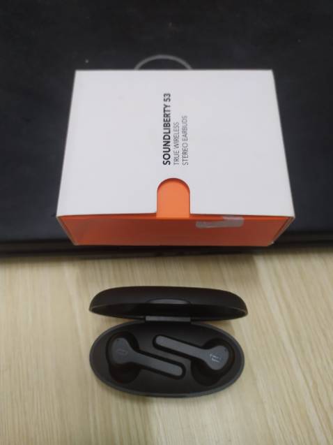 Đã dùng thử 1 ngày rất hài lòng, kiểu dáng tai nghe đẹp, cảm ứng nhạy, pin trâu, âm thanh hay, bass ấm,....vân vân và mây mây....cho shop 10 sao :)