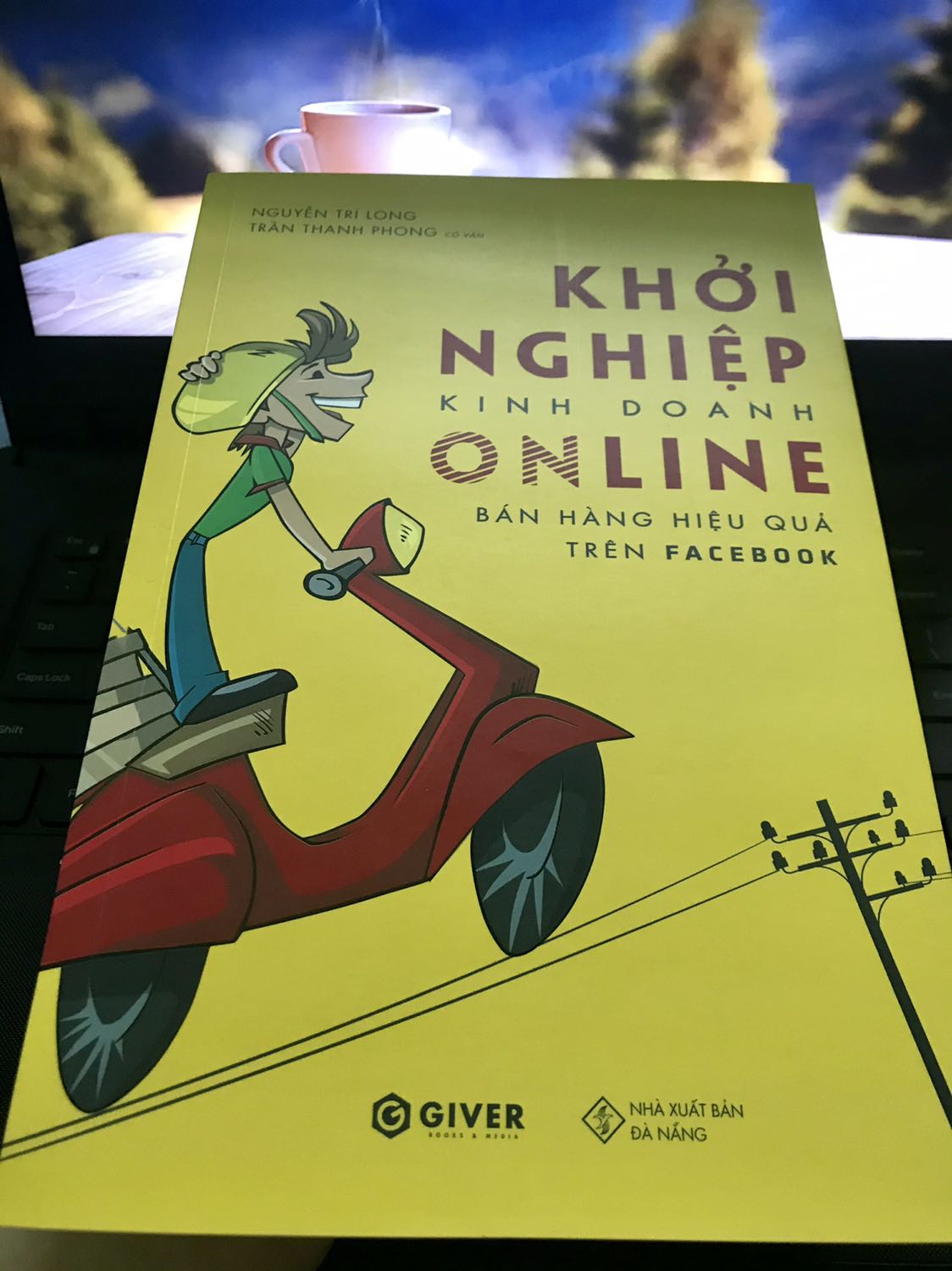 Một cuốn sách hữu ích về kinh doanh online cho người mới bắt đầu.

Nếu bạn đang muốn tìm kiếm những kiến thức cao siêu như là chạy quảng cáo *** như thế nào cho ra nghìn đơn 1 ngày hay cách kinh doanh ăn chắc 100% thì  cuốn sách này KHÔNG phải là lựa chọn phù hợp với bạn.

Mình đã đọc được khá nhiều cuốn sách về kinh doanh, lúc đọc thì cảm thấy rất tâm đắc nhưng lại không áp dụng được nhiều vào công việc hiện tại. Rồi mình cảm thấy những nội dung ấy khá xa vời thực tế (đối với suy nghĩ riêng của mình). Cho đến thời gian gần đây, mình tìm đọc được các cuốn sách của tác giả Trần Thanh Phong, những nội dung phải nói là giản dị, nhưng mình vận dụng được rất nhiều. Thời gian gần đây, mình cũng quan tâm đến kinh doanh online, một phần do covid, một phần không muốn bản thân phụ thuộc vào công việc 8 tiếng 1 ngày. May mắn là mình đã tìm thấy cuốn sách này. Mình đọc sơ qua mục lục thì đúng là những thứ mình đang tìm kiếm. 
Mình đã đọc được khoảng 100 trang đầu, rất nhiều thứ hữu ích nho nhỏ nhưng trước đây mình lại không để ý đến. “Thì ra là vậy!” Đó là câu thường xuyên xuất hiện trong đầu mình khi đọc cuốn sách này.

Mình rất cảm ơn 2 tác giả đã cho mình cơ hội để thay đổi góc nhìn. Thì ra bấy lâu nay vì xem thường những thứ căn bản mà mình đã gặp rất nhiều khó khăn để bắt đầu.