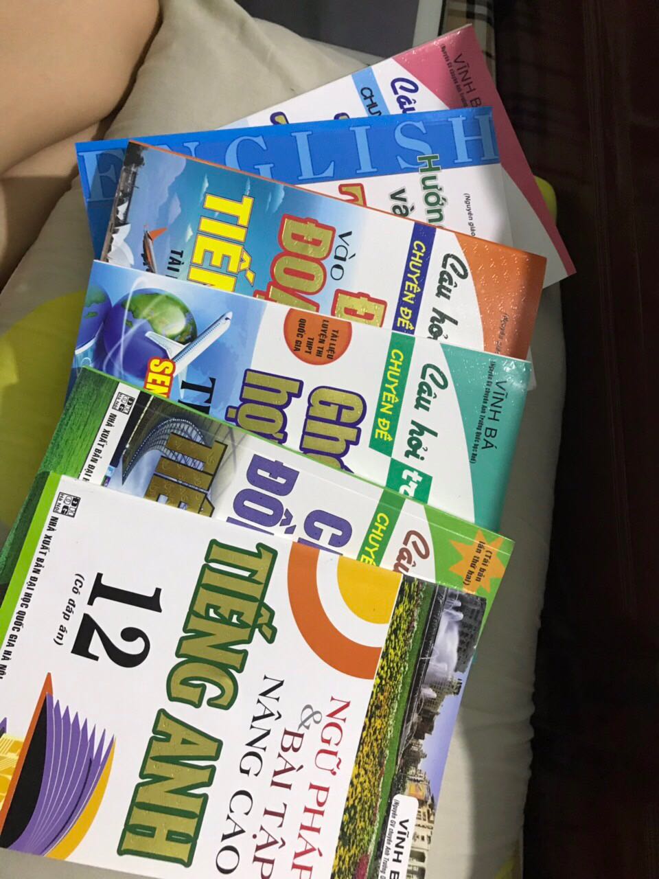 Đóng gói kĩ, cẩn thận, mùa dịch nên giao hành khá lâu, giá khá rẻ so với mua ở nhà sách. Nói chung là đáng để muaaaaaaaaaaaaaaaaaaaaaaaaaaaaaaaaaaaaaaaaa