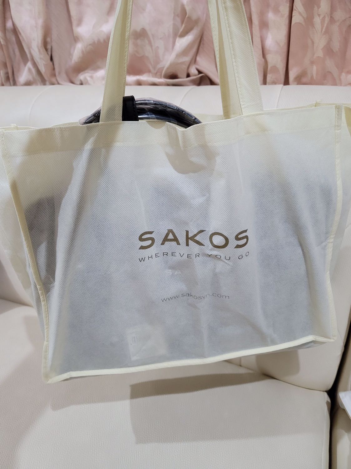 Hàng cao cấp được tặng thêm túi vải khá đẹp, đầy đủ tem và phiếu bảo hành. Đáng tiền thực sự.