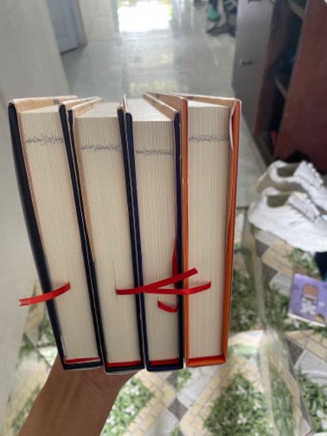 sách bọc rất chắc nên phần ngoài k đẹp lắm, không biết bên trong còn lỗi gì không nhưng trc mắt đánh giá 5 sao vì giấy in k phải màu trắng =))) đọc dịu mắt