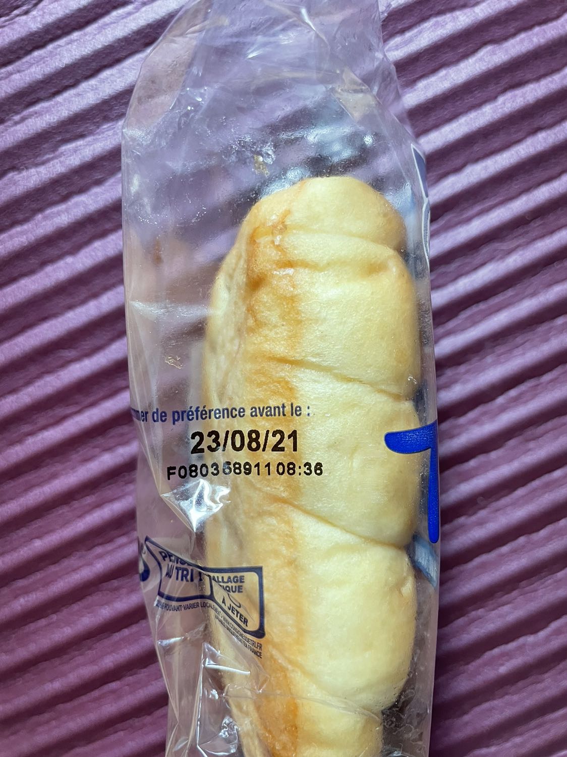 Giao hàng hết đát, hôm nhận là 23/9, date laf 23/8. Có thể do bên tiki vận chuyển quá lâu. Om hàng từ tháng 7 lận, nhưng dù j nhà bán cũng giao hàng cận date.  Đã vậy tiki ko hỗ trợ hủy hàng