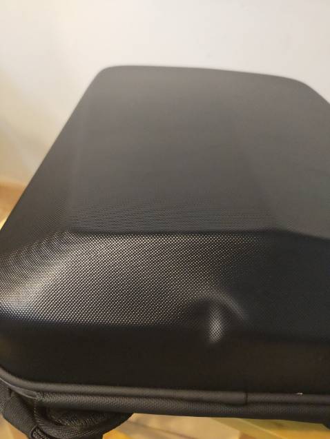 Balo bị móp bẹp. Không biết do bên vận chuyển hay bên bán hàng.