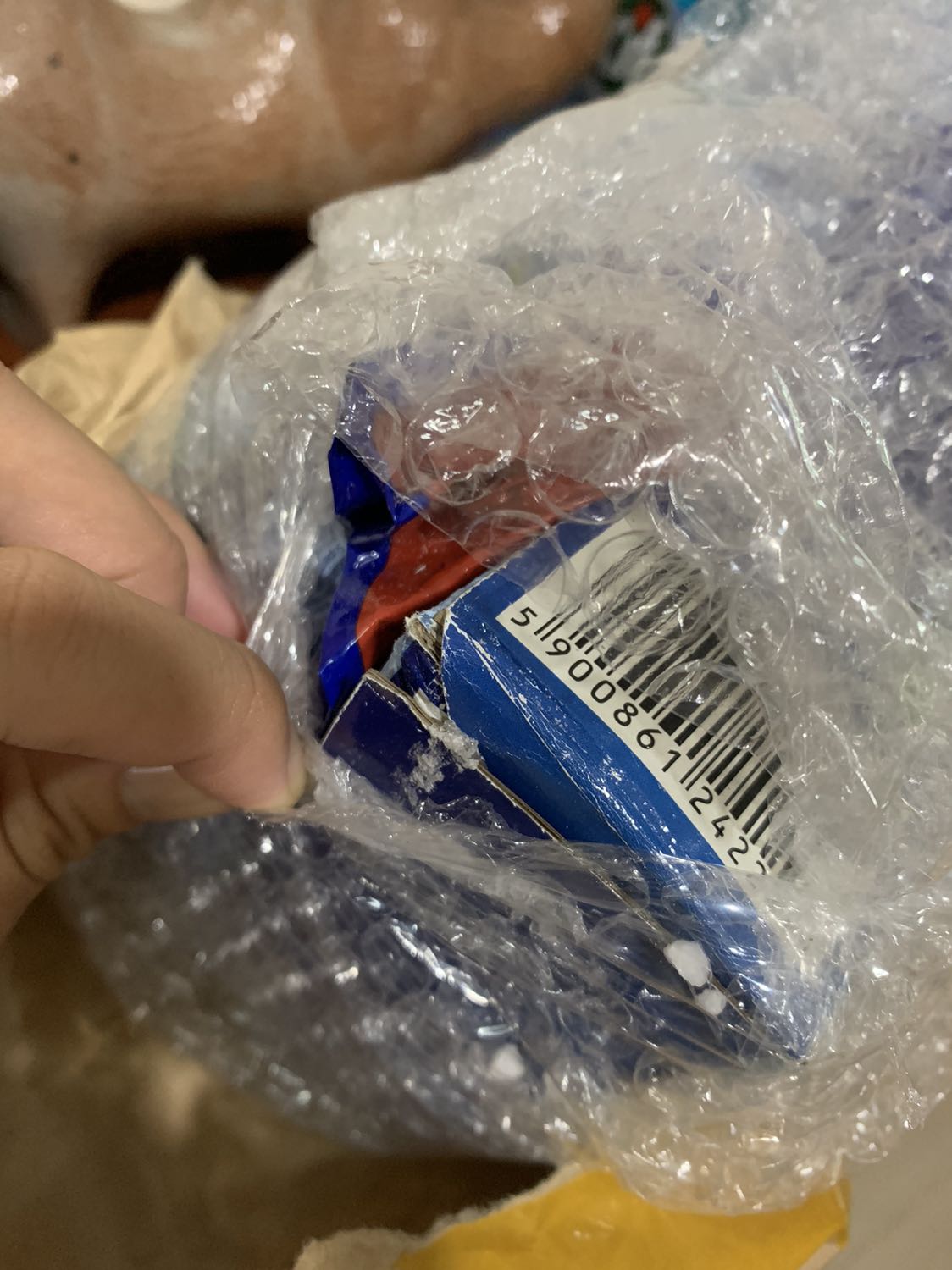 Đóng gói bị lỗi, hộp giấy đựng viên làm mềm nước bị bẹp góc nên bị đổ hạt ra ngoài. Lần sau nên dùng hộp có lót xốp hoặc bọc khí, chỉ gói bọc giấy như vầy là không đủ.