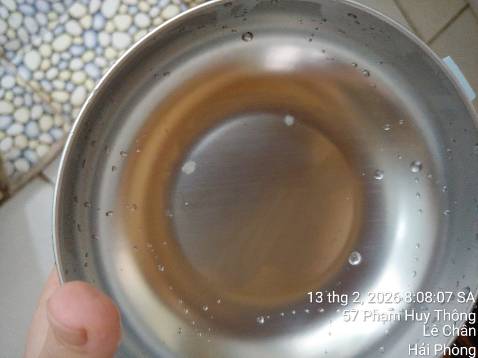 Một số chỗ hút nam châm nhẹ. Có phản ứng nhẹ với muối biển sau 6 tiếng và phản ứng rõ ở chỗ đựng bát inox nhỏ trong khay. Chưa kể, màu hộp cơm 4 tầng - màu xanh tôi chưa ưng lắm! Tạm ổn!