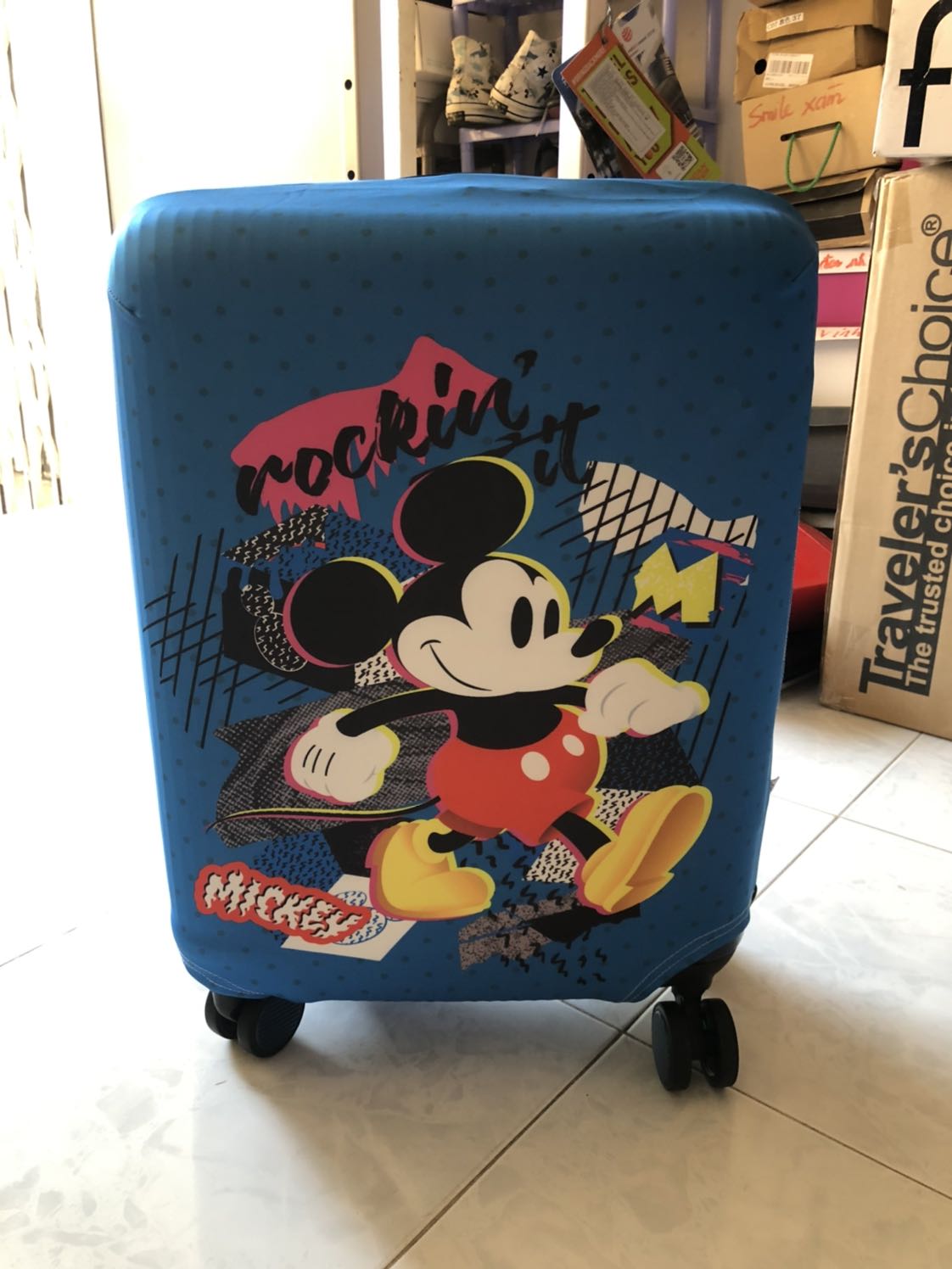 Đoạn ở chỗ tay cầm của vali thì theo hình mẫu là hở ra được, nhưng thực tế khi bọc vào thì không thấy dẫn đến vỏ bọc bị ghồ lên chút xíu. Ngoài ra, màu không giống như hình mô tả, tuy nhiên điều này có thể chấp nhận được.