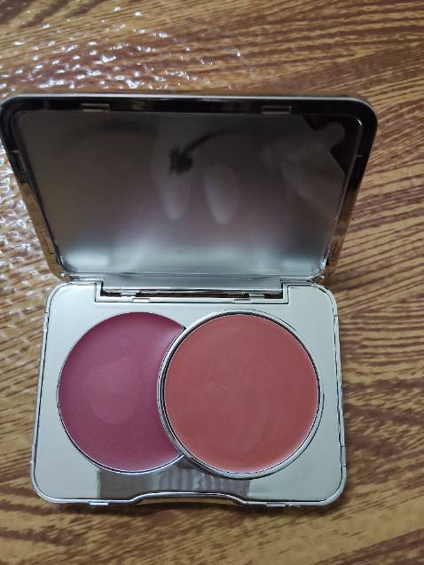 Hinh thức đẹp. Kem dễ tán.