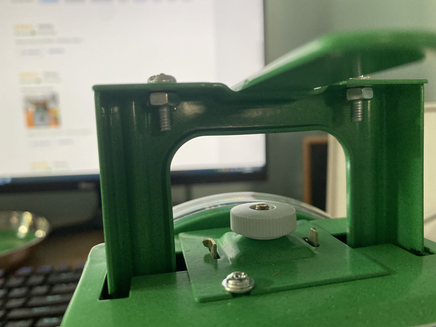 Cân bị móp méo phía trước, gắn ốc như thế thì bố thằng nào mở ra được để lắp giá đỡ cân. Thiết kế *** học sao không gắn sẵn cho khách hàng