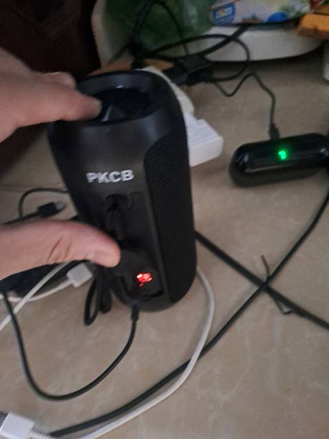 Tai nghe nhìn đẹp mới, nhưng khi mới khui hàng thì trong quá trình sạc pin mới phát hiện cục nạp và báo hiệu pin bị hư. Cắm vào hiện 71%, đợi 1 tiếng sau vẫn là 71%. Hy vọng được đổi lại hàng để có sự trải nghiệm tốt hơn