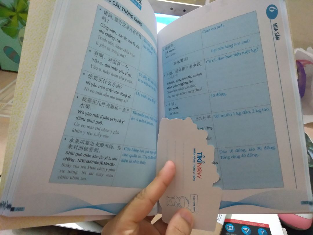 Nhận hàng sau 2 ngày đặt (vận chuyển tiêu chuẩn freeship). Delay 1 ngày nhưng Tiki nhắn tin xin lỗi cẩn thận ❤ dù mình không cũng không cần gấp lắm. Vẫn như mọi review khác, Tiki đóng gói hàng số 2 thì không ai dám nhận số 1 ? Max gọn gàng sạch đẹp ? Cảm xúc khi vừa khui hộp thì: "Truyền thuyết về Tiki cute có là thật" ? Ý mình là 4 cái bookmark tặng kèm ý ? Còn về sạch thì hình thức tốt, bìa đẹp, giấy tốt, dùng kèm app, CD có thể lên web nhà sách tải về. Nội dung đọc qua thấy ổn, review của những người khác cũng tốt. Từ giờ mình sẽ mua hàng trên Tiki nhiều hơn, đặc biệt là sách.