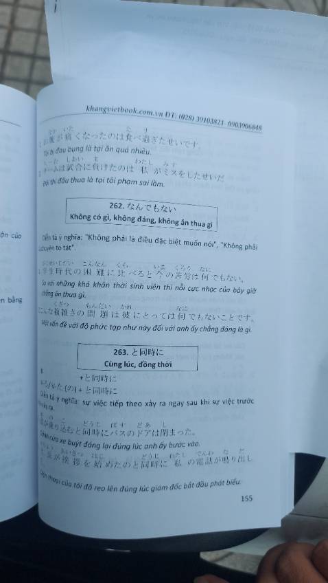 Cuốn sách xúc phạm người học. Chữ in mờ tăm tối. Giấy thì mỏng dính.chắc nhà sách này lấy tiwenf người khác dễ quá nên mới mới làm ra nhuqngx cuốn sách ntn. Cần các bạn report