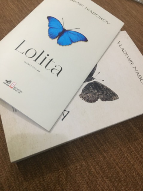 May quá không bị móp nhiều lắm… Có một chỗ duy nhất không ưng là cái bao sách nó có phần gập bị lệch lên một xí… Bị OCD nên hơi khó chịu… Mới đầu nhìn cái hộp hàng cứ thấy rén rén, may sao sách không bị móp lắm.
Nội dung thì khỏi bàn, cách viết của Nabokov thì quá hợp ý rồi. Nhưng vẫn chưa thể ngờ được là chỉ tiết… nó nhiều đến vậy, giở bất kì trang nào cũng thấy ;-;