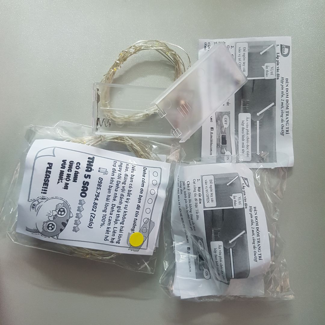 Đèn đẹp, bền chắc chắn, giá hợp lý. Dây led nhỏ, màu bạc kẽm trang trí trông rất sang, tinh tế. Dùng pin tiểu khá tiện, an toàn, không cần dòng điện. Có công tắc bật tắt. Đèn không đi kèm pin, tuy nhiên pin tiểu đồng hồ khá rẻ, mình xuống tiệm tạp hóa là có ngay. Lần sau sẽ ủng hộ shop.