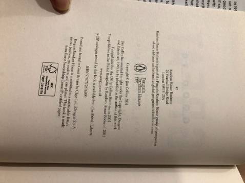 Sách mới toanh còn lớp màn co. 
Hình thức: Cực thích vì bìa cứng đen tuyền có lớp bìa giấy rời in tựa đề, giấy xốp dày, màu ngà giúp đọc đỡ nhức mắt. Cỡ chữ vừa, dễ đọc. 
Mình mua lúc giảm còn 239k. Rất hài lòng