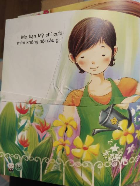 Sách bị lỗi: dán không cẩn thận làm chồng giấy nên hình ảnh không được đẹp