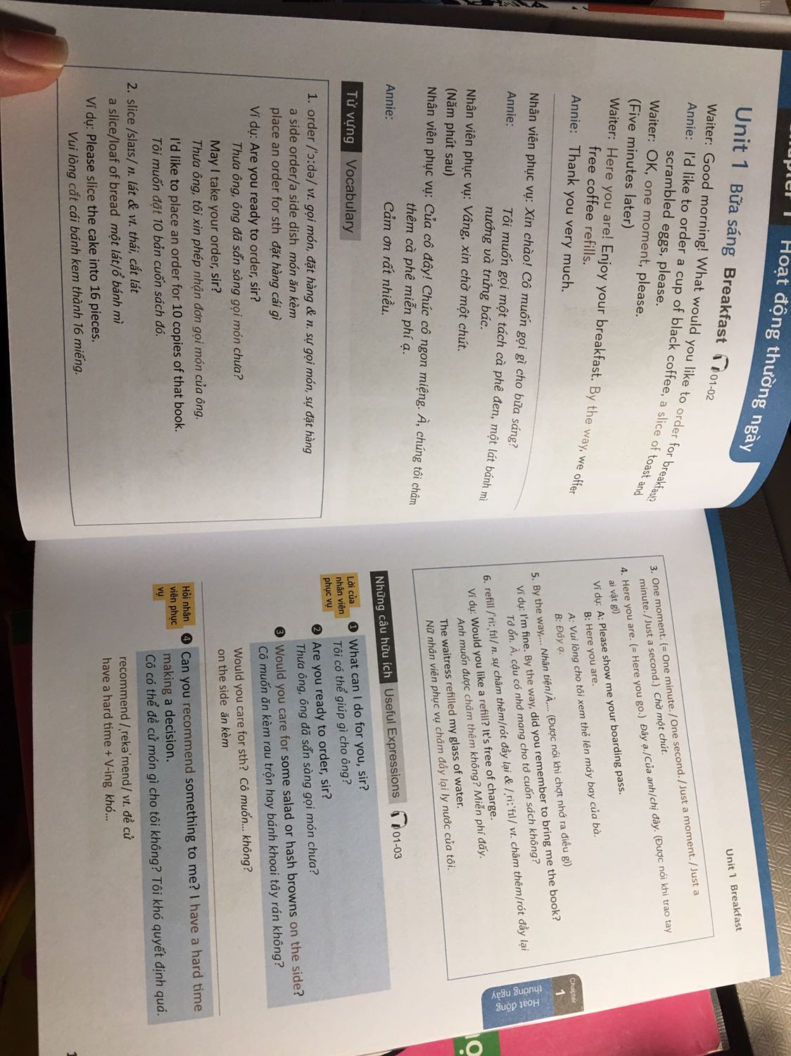Một cuốn sách luyện giao tiếp khá hay, điểm nổi bật của cuốn sách này là phân tích nhiều hơn, 1 chủ đề có nhiều tình huống hơn, từ vựng được hướng dẫn cách dùng và những điểm căn bản cần chú ý. Có ngay các tính huống để ví dụ và dễ nhớ hơn.
Mình rất thích cuốn sách này. Về hình thức thì sách không bị lỗi, được bookcare cẩn thận.