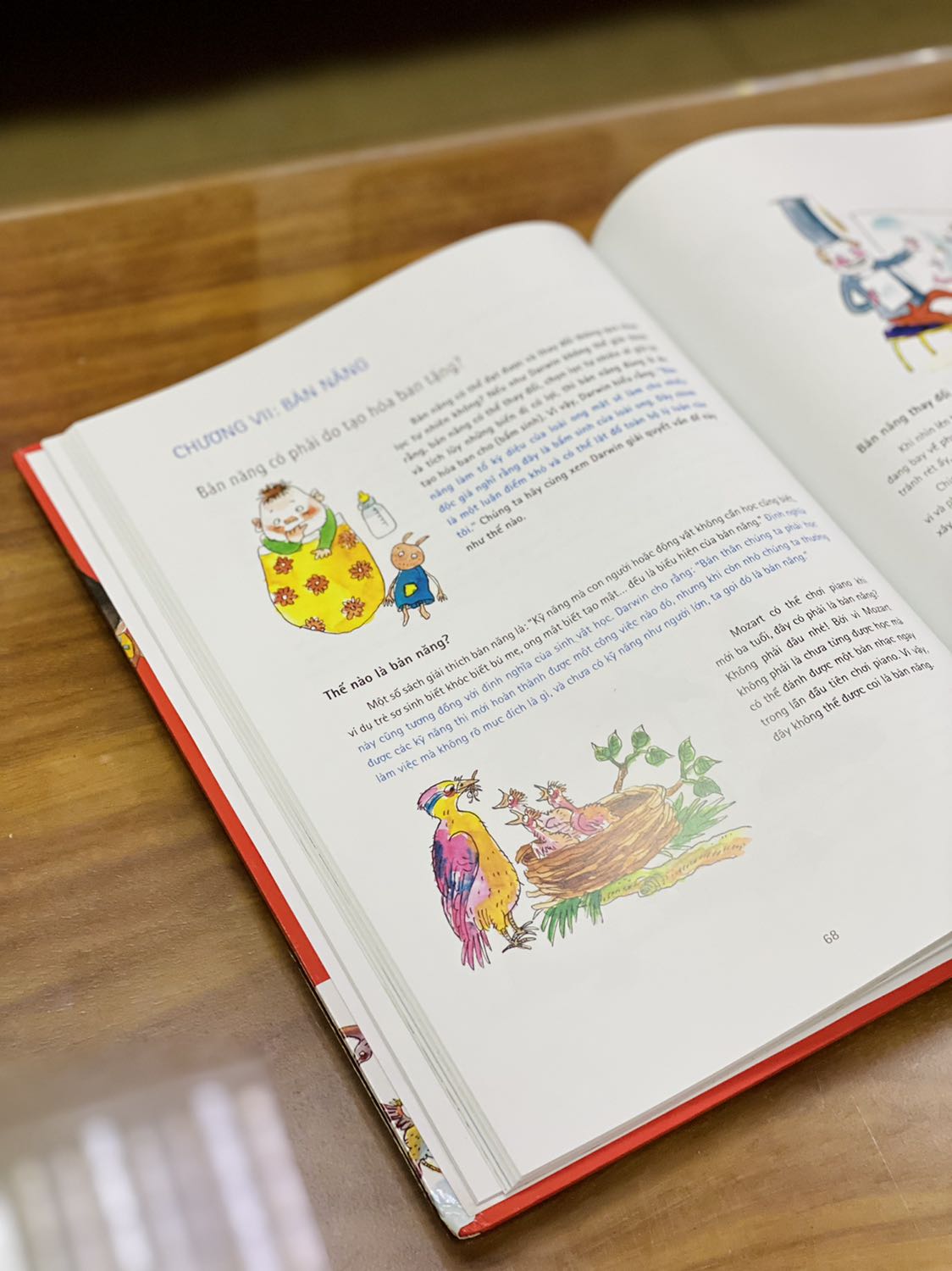 - Fahasa giao hàng nhanh hơn dự kiến 2 ngày, kiện hàng luôn được đóng gói chắc chắn, sách được bọc màng co và chống sốc tuy nhiên bìa sách có nhiều vết hằn, các góc sách bị cong và rách nhẹ. Có thể do quá trình bảo quản chưa được cẩn thận (không phải từ việc vận chuyển).
- Về mặt hình thức sách có bìa cứng, khổ to, cầm khá nặng và chắc chắn. Sách được in màu toàn bộ trên giấy bóng, chất lượng giấy tốt, hình ảnh minh họa sinh động, nhiều màu sắc. 
- Về mặt nội dung cá nhân mình thấy sách trình bày khoa học theo từng phần, từng chương, cung cấp nhiều kiến thức bổ ích. Sách phù hợp cho các bạn thích môn sinh vật học.