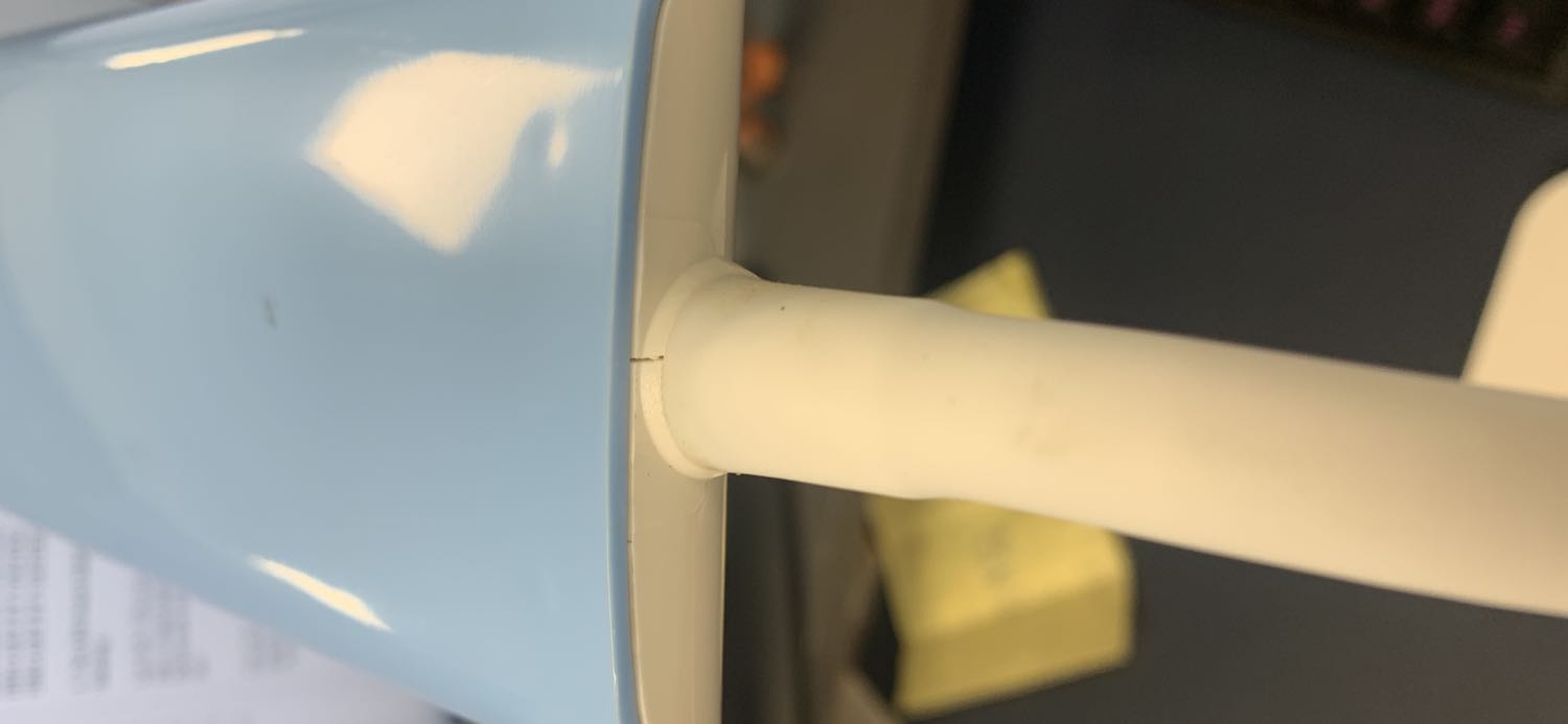 Chân đế đèn bị nứt, giao đèn cũ ( có thể là hàng trưng bày) bị xước hết bề mặt điều khiển
Đèn từ năm 2020