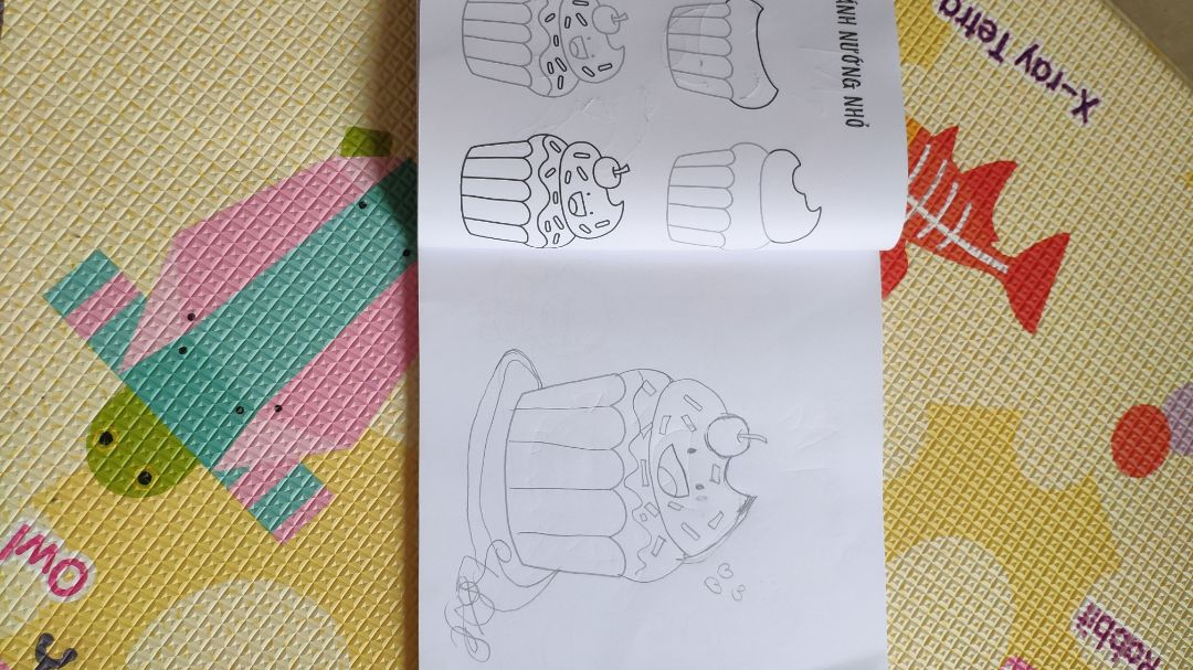 Sách hướng dẫn rất dễ hiểu, hình đáng yêu. Bé nhà mình 7 tuổi trong 1 ngày đã vẽ hết sạch gần 40 hình vẽ trong sách rồi. ? Chắc phải bắt nó tô màu vào cho đỡ phí. :)))