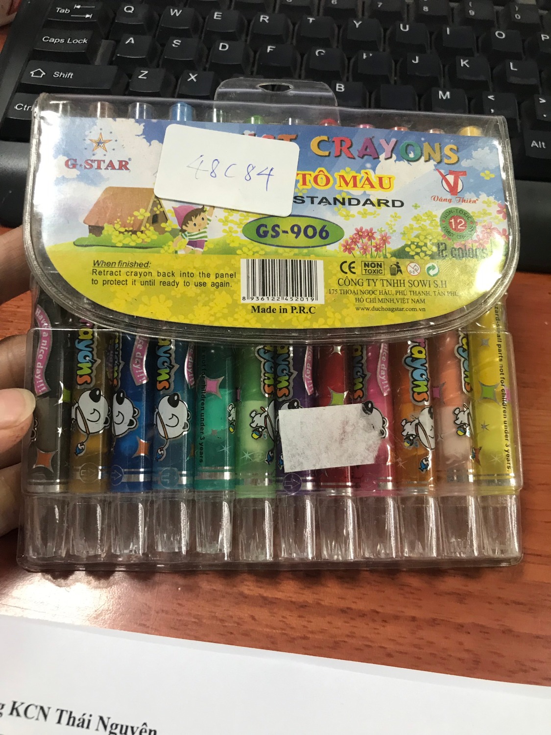 Mua tặng sinh nhật cháu mà bộ bút sáp này nó bẩn không thể tả, bụi bám đã đành lại còn cũ cũ, xỉn xỉn, chỗ nắp dính thì keo lem tùm lum đen xì xì ấy. Nói chung là chán, chả nhẽ lại trả lại chứ. Mua của tiki trading mà thất vọng quá trời luôn
