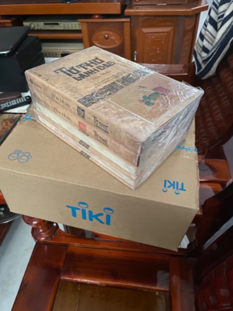 sách bọc rất chắc nên phần ngoài k đẹp lắm, không biết bên trong còn lỗi gì không nhưng trc mắt đánh giá 5 sao vì giấy in k phải màu trắng =))) đọc dịu mắt