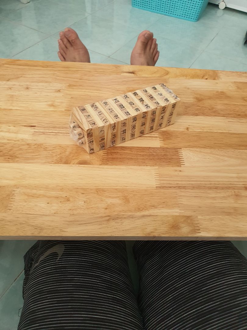 Hình thức ok, chất gỗ tạm ổn, có vẻ chắc chắn và ko bị rung lắc khi kê tay, nhìn chung hài lòng so với mức giá, vừa vặn để chuột và laptop. Mép bàn hơi thô nên mình lấy giũa móng tay cà xong là vừa đẹp.