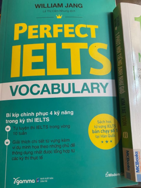 Sách đẹp, không bị nhăn hay rơi rớt trang nào cả, sách rất dày, nên không biết 2 tháng ôn hết không nữa
Mình mua để ôn luyện thi TOEIC đạt kết quả cao, theo cá nhân mình thấy thì IELTS từ vựng nhiều hơn TOEIC nên ôn từ vựng IELTS luôn cho chắc
Sách không có file nghe nên mình tra trên mạng học, chỉ là sách trắng đen và mình khá yếu tiếng Anh, nên mình dùng nhiều bút highlight, chú thích thêm để có thể nhớ kỹ từ vựng hơn
Chúc mọi người học tốt nha 😊