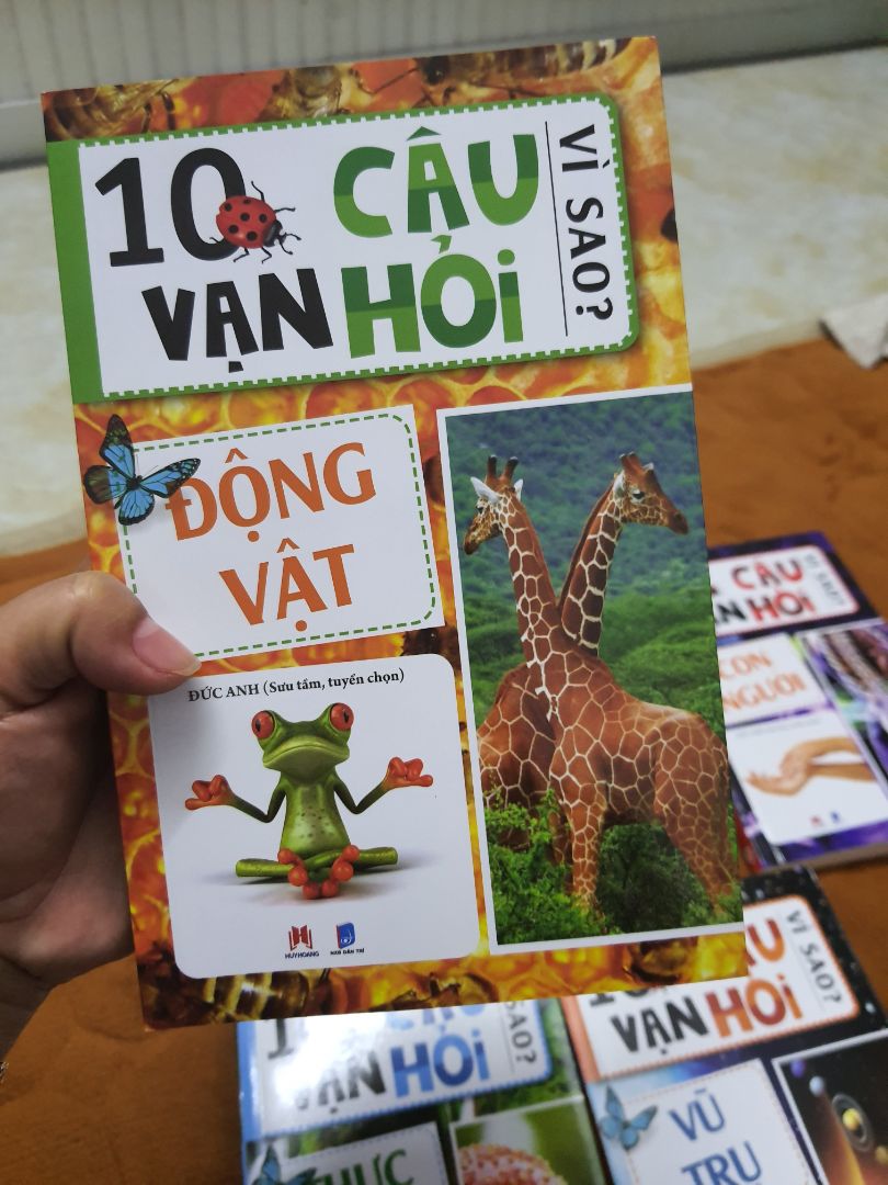 Sách vừa đẹp, chữ rõ ràng dễ đọc. nội dung phong phú phù hợp với lứa tuổi tiểu Học. Bé nhà mình thích đọc. Có một điều là hình ảnh trong từng nội dung không có màu, nên con trẻ sẽ không phân biệt đc vật đó hoặc quả đó có màu gì. và nhất là quyển về con người. con không biết từng bộ phận bên trong của con người có màu gì nên hỏi Mẹ hoài phải tốn thời gian giải thích. Cảm ơn Bạn