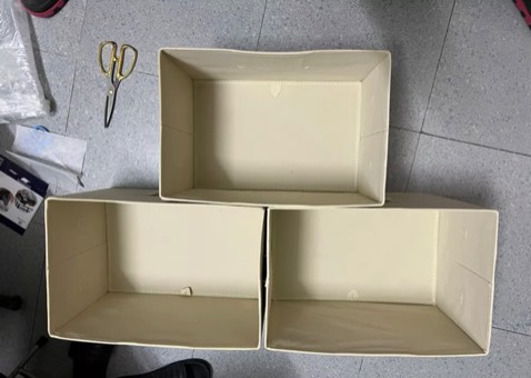 Cả 2 màu xám và kem rất đẹp. Minhg mua cả 2 màu luôn, nhưng thích màu kem hơn á. Trời mua nhiều quá trời hàng luôn, để đồ thoải mái, hộp đồ chứa được nhiều quần áo, mua 1 bộ bên này rẻ hơn hẳn mua lẻ bên chỗ khác. Khen nhaaaa!!!