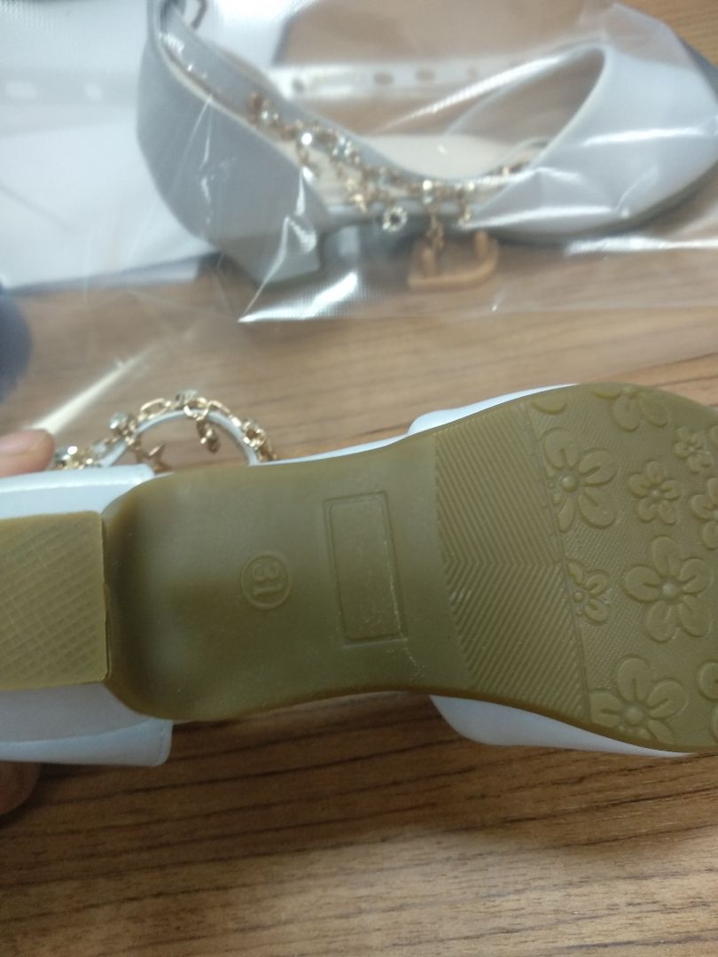 phải nói là đẹp,mềm , êm chân bé, lấp lanh, xinh lắm mn ạ