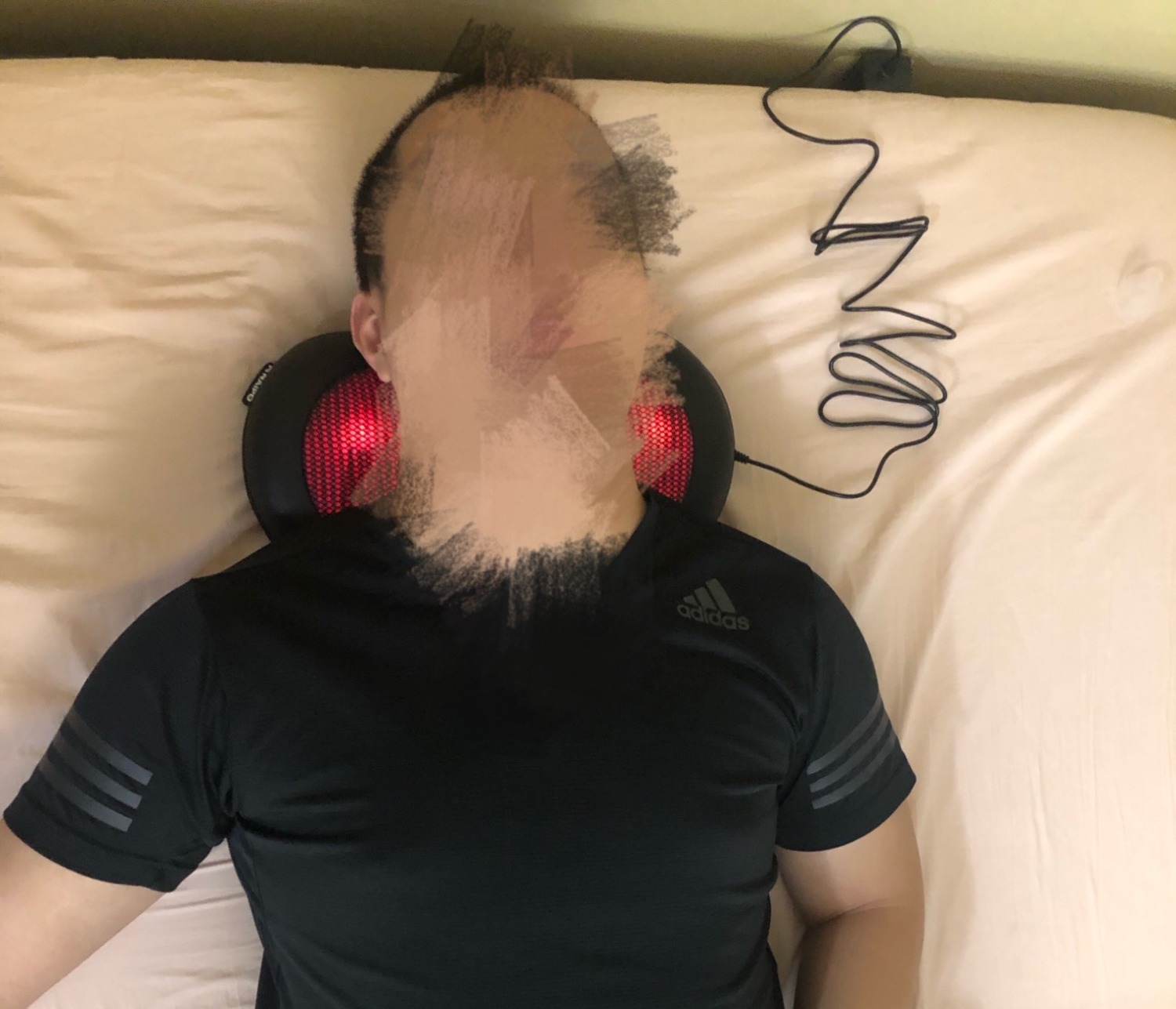 Đọc mấy shop thấy shop này nhiều review tốt nên mới mua. Nhận hàng nhanh, hộp không bị móp méo, gối dùng thích một lúc thôi đã đỡ mỏi hẳn. May quá vừa mua được con gối thì nghe tin dịch, tết này chắc chả đi đâu được nhiều, ở nhà xem ti vi cộng thêm con gối nó xoay cho thì mới chuẩn. Nói chung bên này làm việc ổn đấy mọi người ạ
Ảnh mình xin phép che mặt!