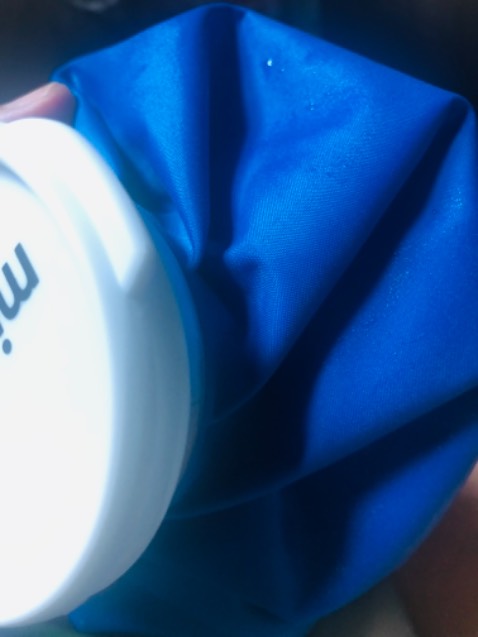 Mình cho đá lạnh vào chườm được 5 phút, thì ướt sũng hết cả cái túi như hình.