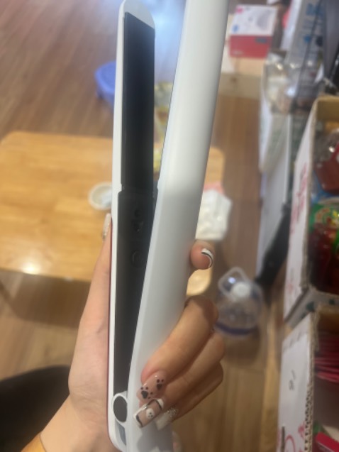 Thực sự là không như mong đợi. Cầm máy lên nhẹ hều, nhựa cảm giác đểu đểu thế nào ấy. Mà kẹp tóc rụng tè le. Bao rít tóc. Thất vọng tràn chề