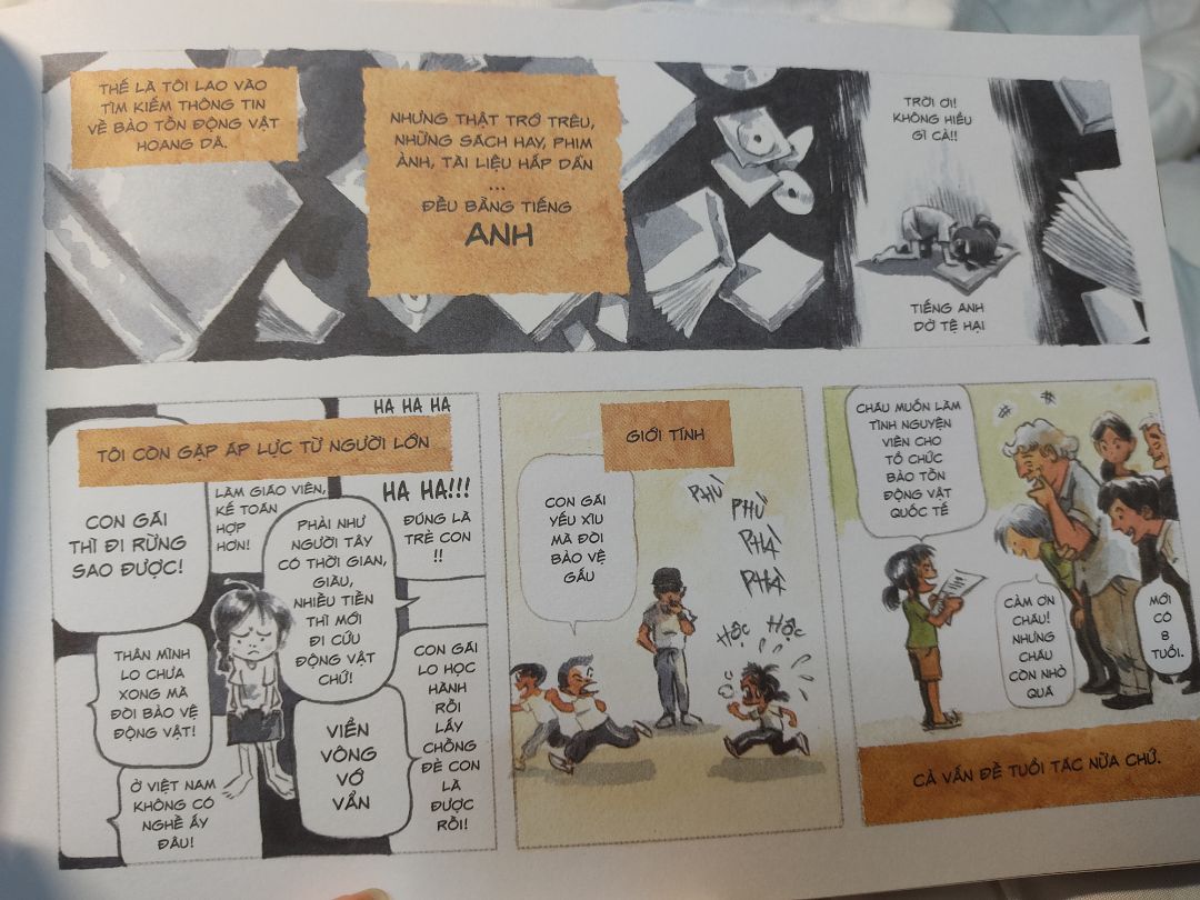 Đây là 1 cuốn sách cảm động, giống như 1 cuốn nhật ký của chị Trang về 1 phần hành trình trở thành nhà bảo tồn động vật hoang dã vậy - ước mơ được chị ấp ủ từ năm 8t. Chị đã vượt qua những định kiến xã hội, nỗ lực hết mình để theo đuổi giấc mơ. 
Không chỉ trẻ em, mà ng lớn cũng học hỏi đc rất nhiều điều từ cuốn sách.
Hoạ sĩ Jeet Dzung đã minh hoạ thật sống động hình ảnh về rừng tự nhiên, các loài động vật hoang dã.
Bên cạnh đó, cuốn sách còn hé lộ thông tin về các loài gấu, tác động tiêu cực khi gấu bị nuôi nhốt lấy mật quá lâu, cách thức gấu *** săn mồi và lợi ích của việc để các loài động vật hoang dã sống đúng theo quy luật của tự nhiên.
Hành trình của chị Chang và bé gấu Sorya thật cảm động. Qua từng trang sách, tôi có thể nhận thấy tình yêu chị dành cho Sorya lớn nhường nào. Vì để cô bé đc sống trong tự nhiên - môi trường tốt nhất cho sự phát triển của động vật hoang dã, chị đã đồng hành cùng Sorya suốt 1 chặng đường dài: cùng ăn, ngủ, nghỉ và hướng dẫn, cổ vũ Sorya tự lập vs cuộc sống trong rừng. Tôi đã khóc khi đọc đến cuộc chia tay của chị vs Sorya. Hành trình dài ấy đã kết thúc khi Sorya nhút nhát bé bỏng ngày nào h đã thành cô gấu dạn dĩ hơn, có đủ các kỹ năng cần thiết để sinh tồn ngoài tự nhiên. Chị Chang đã thành công giúp Sorya hoang dã và tự do.