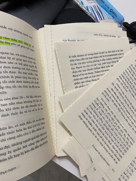 Bìa và gáy sách đóng không chắc, mở được vài trang đã bung hết. Sẽ không bao giờ mua sản phẩm của shop nữa.