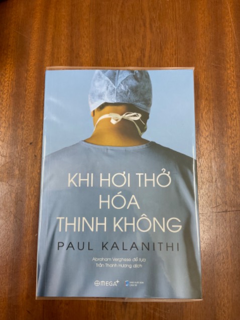 Nội dung sách hay, cho mình ngẫm lại những suy nghĩ chệch hướng, cho mình thấy mình thật may mắn cho tới hiện tại, nên trân trọng mọi điều xung quanh mình. Về hình thức của sách thì mình thấy sách có vài lỗi typing, mực in ở những trang cuối bị mờ làm mình hơi nghi ngờ về sách một chút, nhưng về phần bookcare mình thấy đẹp, chỉnh chu.