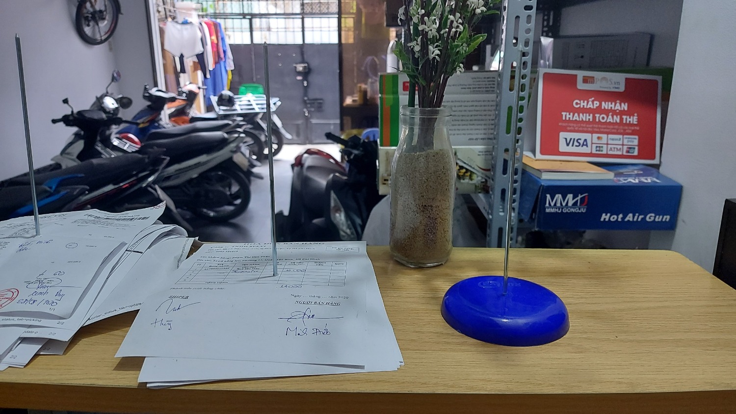 Mình đã mua của thương hiệu Uyên Loan của nhà bán 
VPP Thiên Phúc Trần.

Trên hình thì 2 cây và lúc trước mình mua lần đầu cũng là 2 cây, nhưng mua lần thứ 2 thì nhà bán này chỉ giao một cây, muốn liên hệ đổi trả nhưng giá trị cũng thấp mà mình cũng đang cần dùng nên thôi, nhưng rất không hài lòng về cách bán hàng của nhà bán này.

Mọi người nên tránh nhà bán này ra nhé.