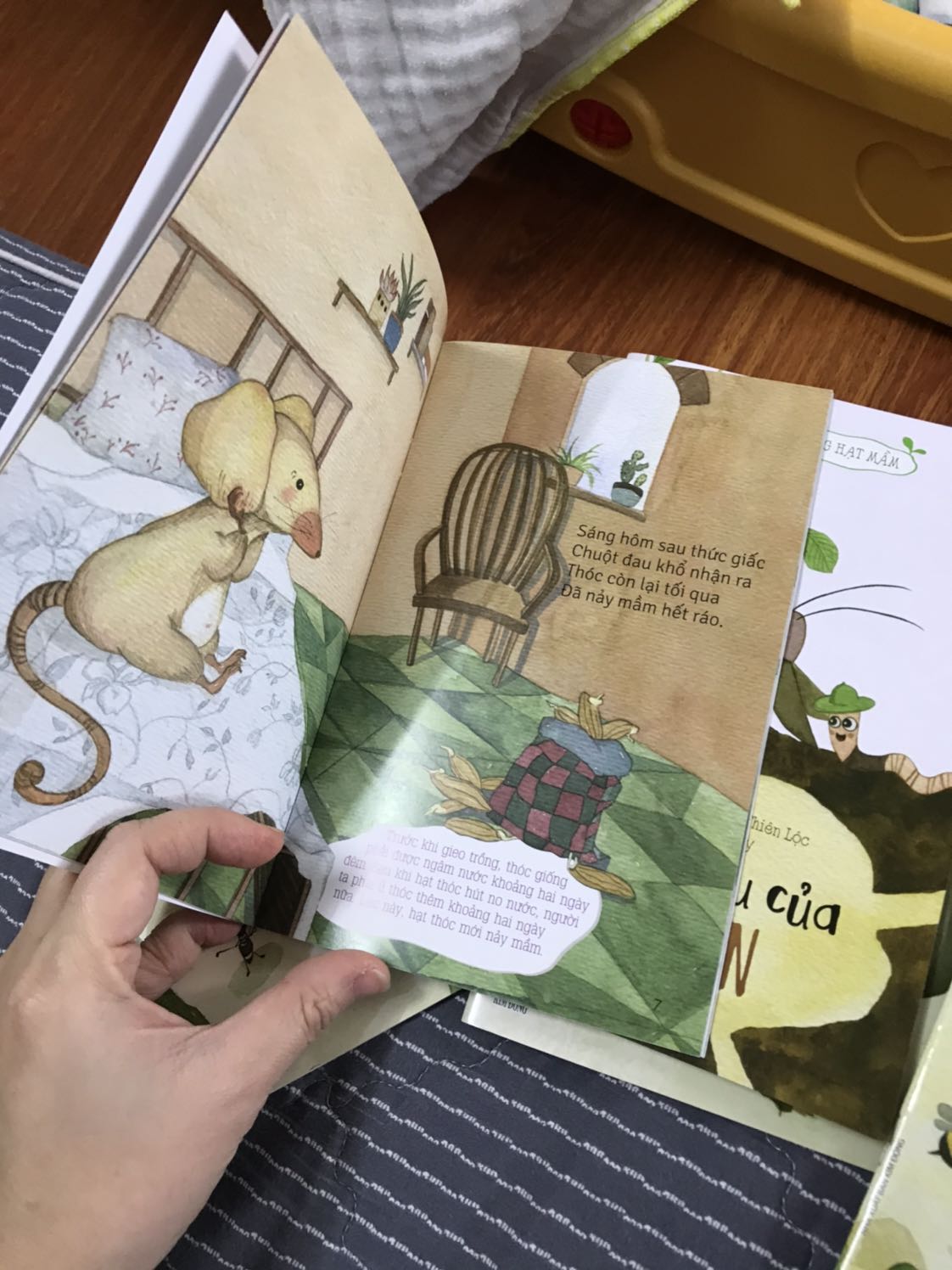 Bộ sách thực sự rất hay. Mình đọc còn thấy thích nữa là các con. Các mẹ nên mua nhé. Giấy bóng, màu đẹp. Sách khổ nhỏ cầm vừa tay.