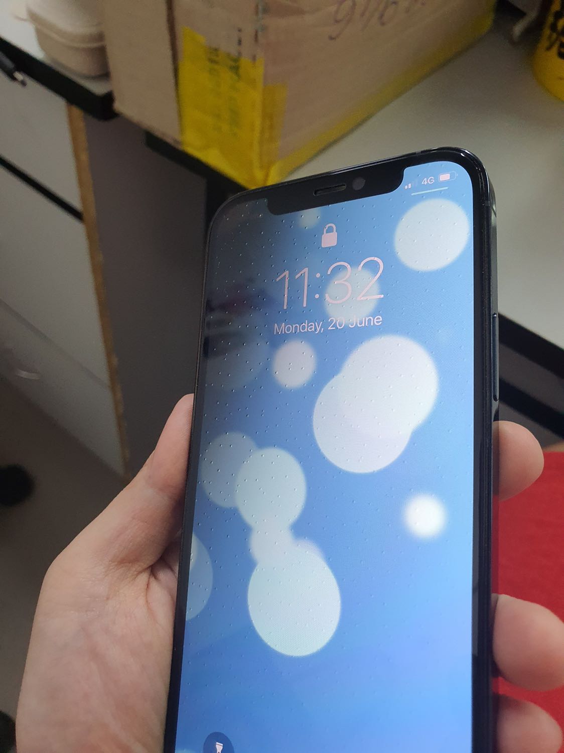 màn hình hiện lên nhiều chấm tròn (không phải bọt khí do dán kính) nên rất khó chịu mắt. Phí tiền.