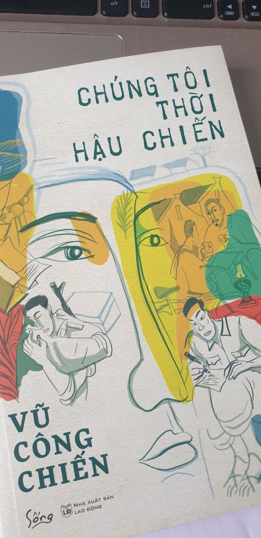 May mắn săn được bé này lúc sale 60% thì phải. Cuốn đầu tiên mình đọc của bác Chiến là Kim liên một thuở cơ, và mình rất thích nên thấy em này sale là phải mua liền tay. Mảng văn học hậu chiến luôn là một mảnh ghép không thể thiếu trong việc đọc của mình~