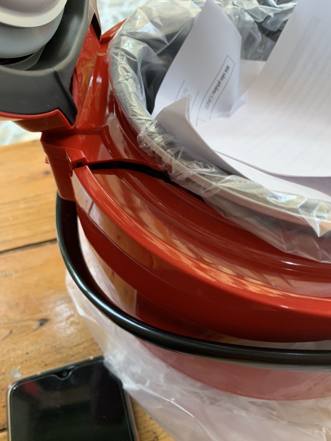 Sản phẩm quá tệ. Đặt hàng và  giao sản phẩm đến nhà mình vào ngày 14/05 nhưng kiểm tra  bị bể, liên hệ đổi trả ngay lập tức thông qua e*** hỗ trợ của tiki vào cùng ngày nhưng mãi đến ngày 25/05 mới được thu hồi sản phẩm. Quá trình này kéo dài tới hơn 10 ngày.  Ngày 26/5 mình nhận được e*** thông báo hoàn đúng số tiền cho việc mua sản phẩm này. Hơn nữa mình không được thanh toán lại phí ship vận chuyển khi đặt đơn hàng này mà lỗi  đó không phải là lỗi từ phía mình?????
Quá tốn thời gian để chờ việc thu hồi này. Hết gửi *** rồi gọi điện tổng đài khi nào cũng  nói giải quyết gấp xong không một lời phản hồi. Nên coi lại chất lượng của đơn vị cung cấp cũng như cách giải quyết vấn đề của bên bộ phận hỗ trợ, chăm sóc khách hàng bên tiki!!